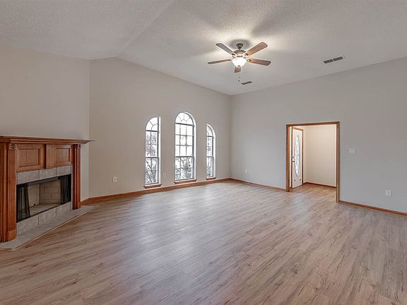 3rd image of 321 L Kirth Dr