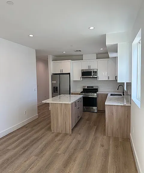 14247 Sylvan St — Photo 9