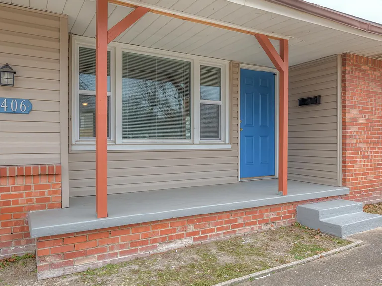 2406 S Yale Ave — Photo 1