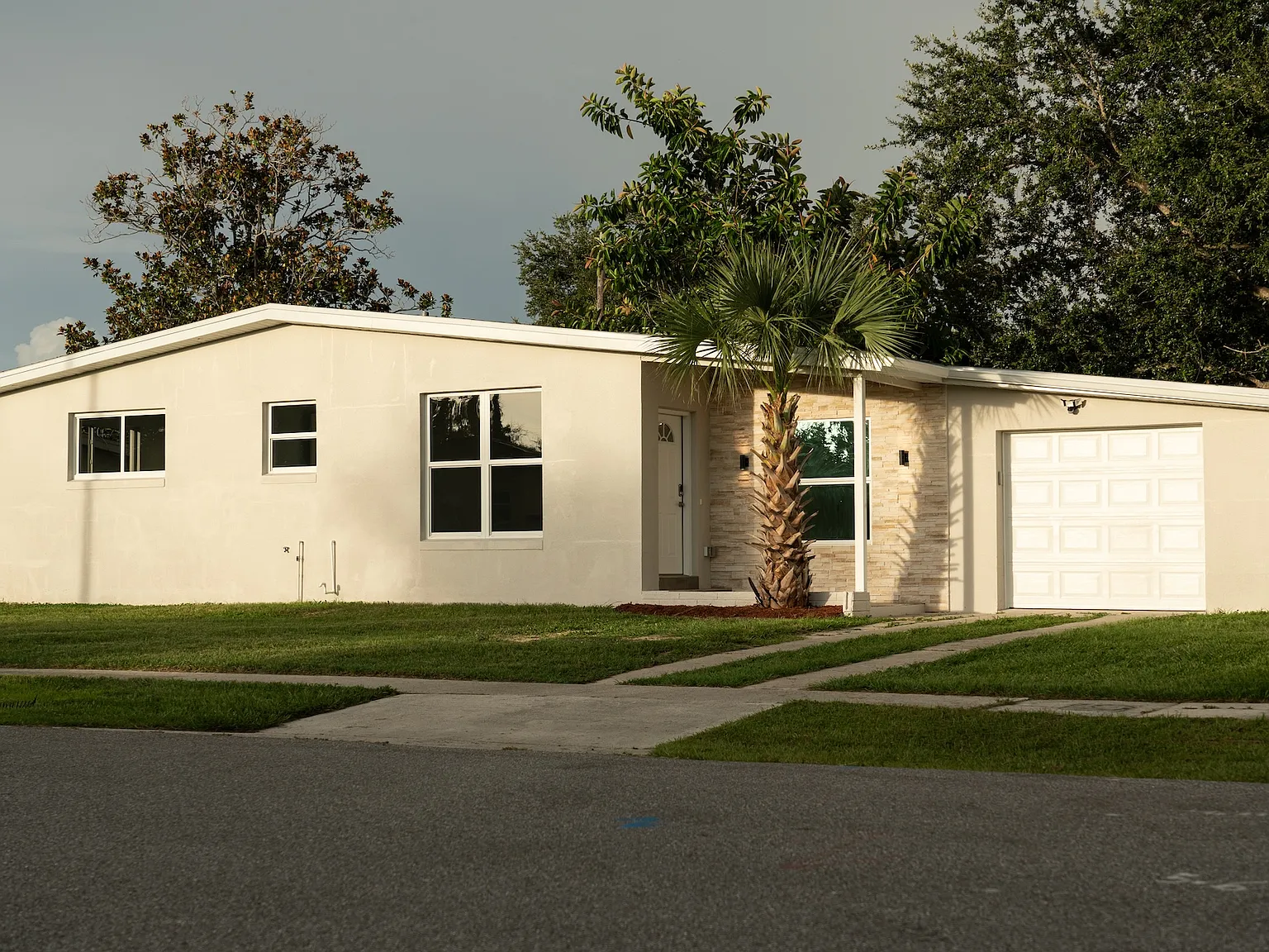 3 bed, 1100 sqft, $1,900 — Photo 1