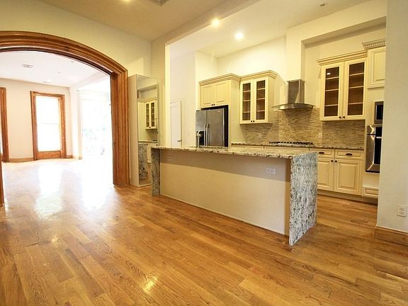 3rd image of 33 Clifton Pl #2