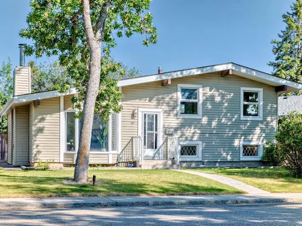 129 NW Glenpatrick Dr SW, Calgary, AB T3E 4L7