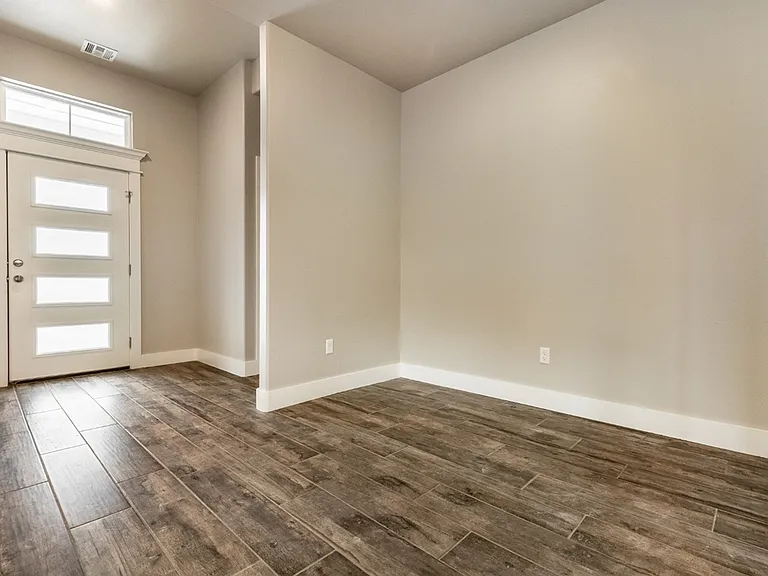 2541 Fallview Dr — Photo 2