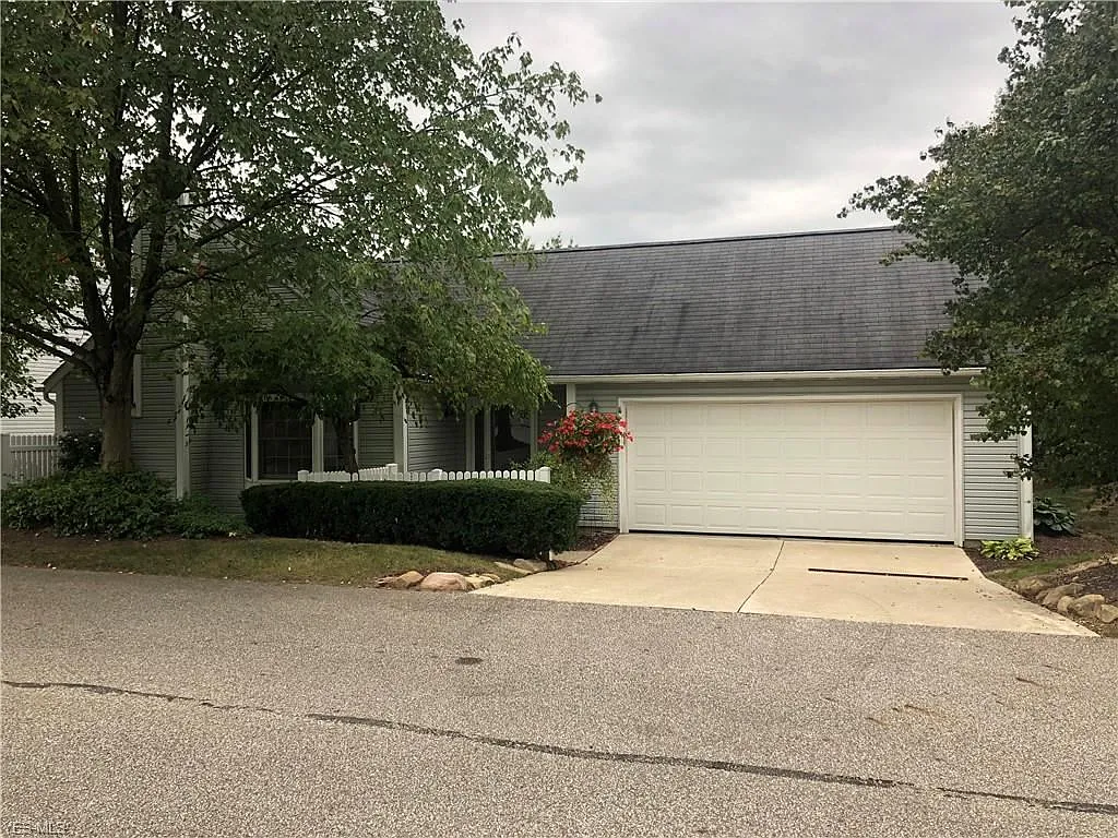 880 Sutton Pl photo 1