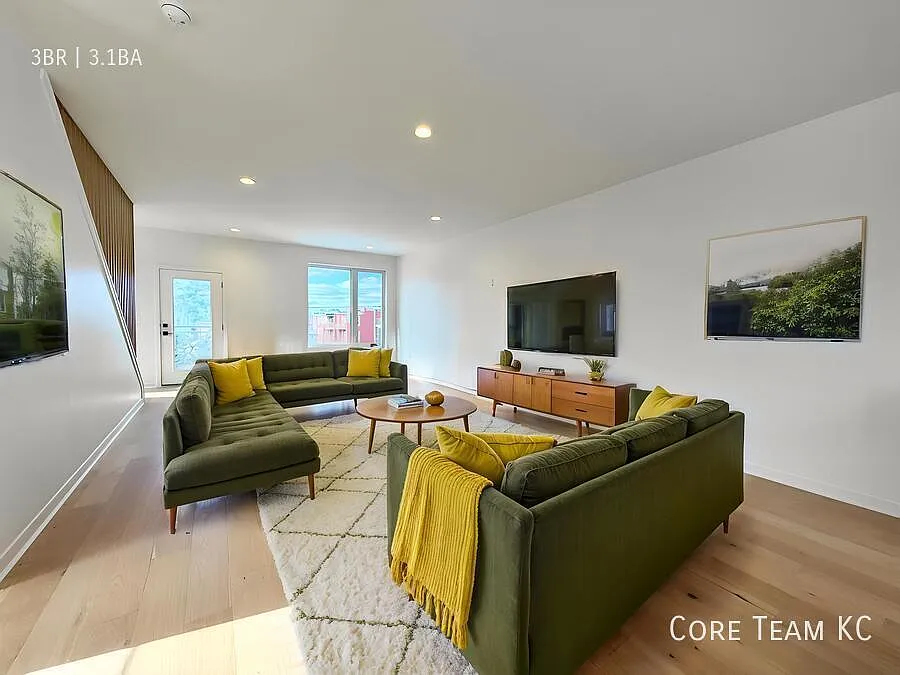 Brand New 3 Bed x 3.5 Bath Townhome For Rent! — Photo 4