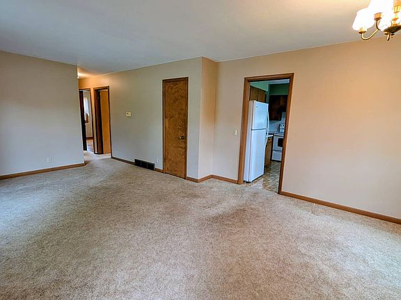 4th image of 1002 N Division St
