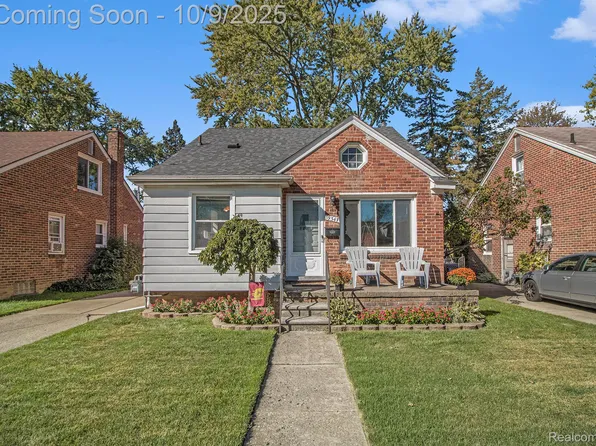 19347 Woodworth, Redford, MI 48240
