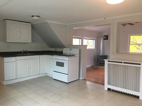 3rd image of 464 Glen St