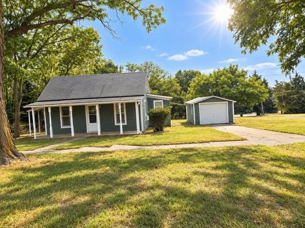 899 1st St, Phillipsburg, KS 67661