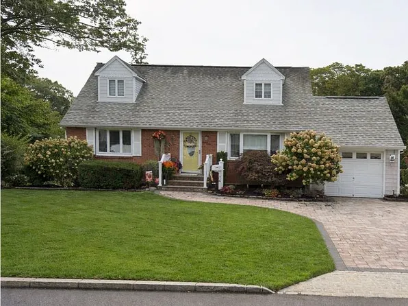 14 W Spruce St, Islip, NY 11751