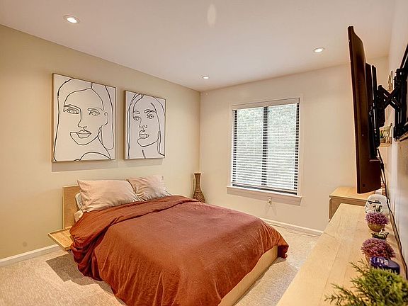 3rd image of 2838 Cambridge Dr