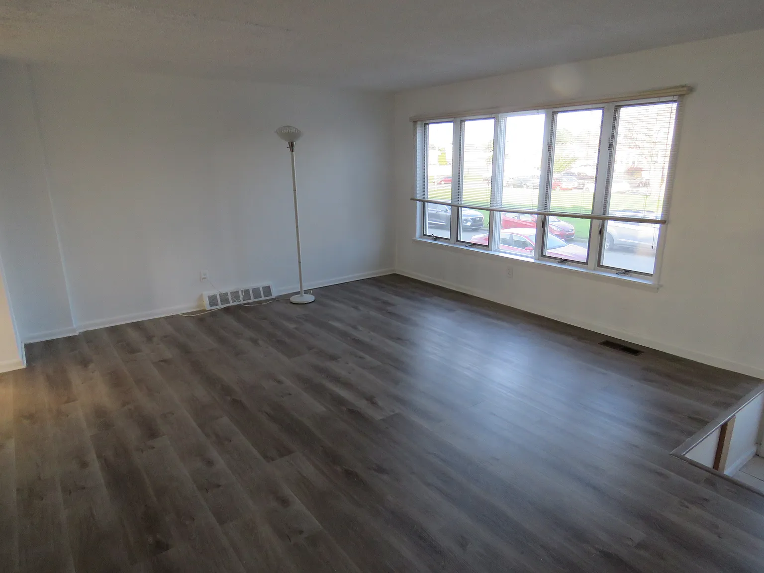 3 bed, 1.5 bath, 1360 sqft, $2,300 — Photo 3