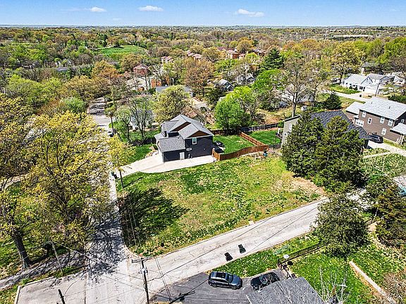 3rd image of 621 Arminda Ave