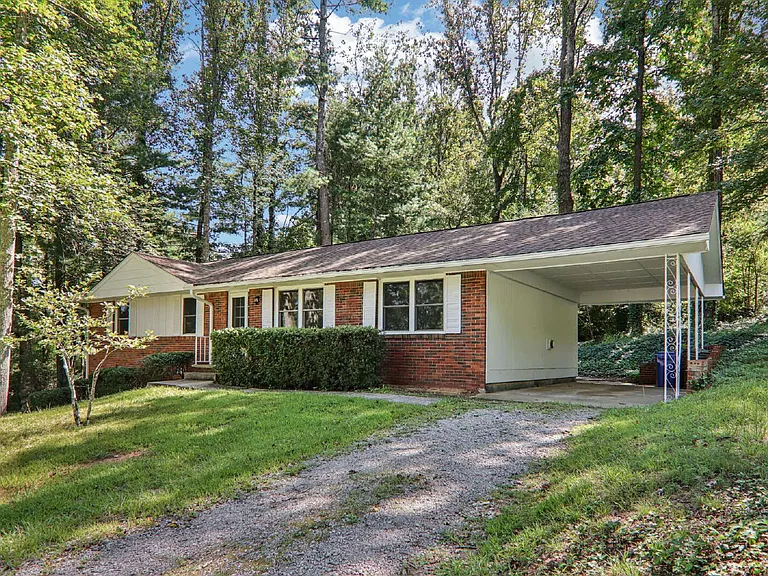 325 Comet Dr — Photo 2