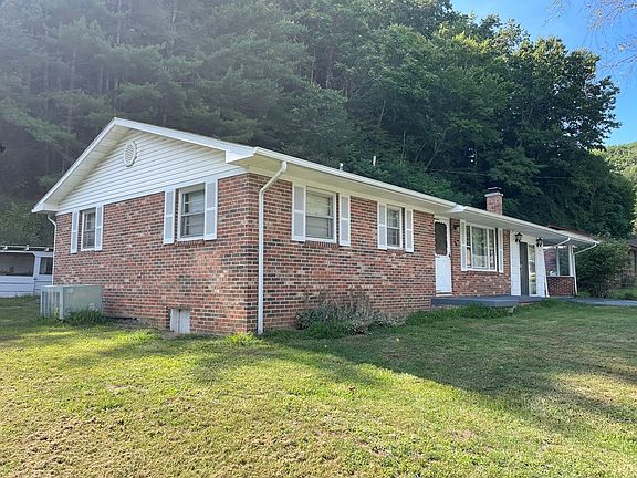 2nd image of 127 Country Oaks Dr