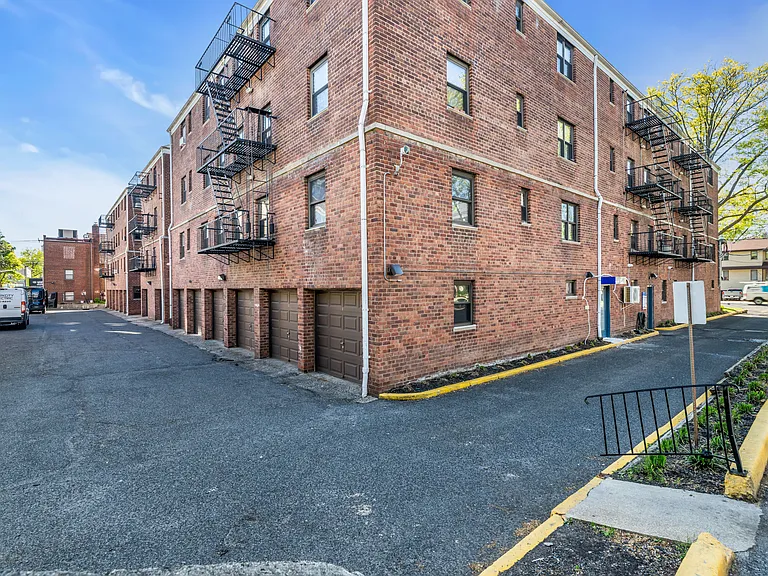 Palisades Manor Apartments — Photo 16