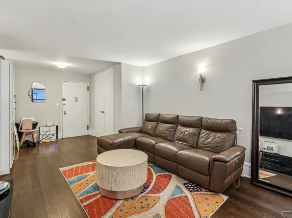 305 East 40th Street image 6 of 16