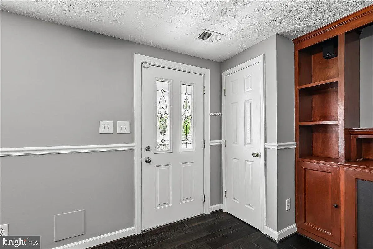 3 bed, 1.5 bath, 1120 sqft, $2,400 — Photo 4