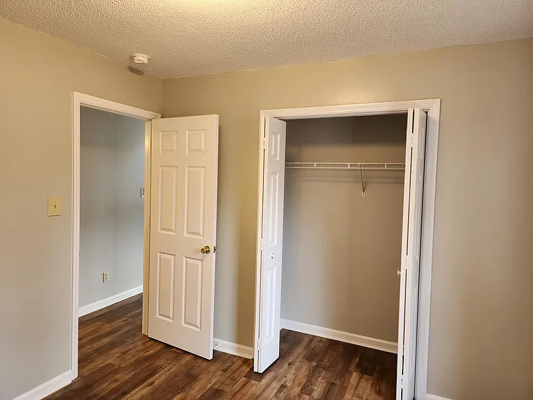 198 Berwick Dr — Photo 10