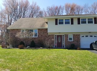 8 Crestwood Dr, Schenectady, NY 12306
