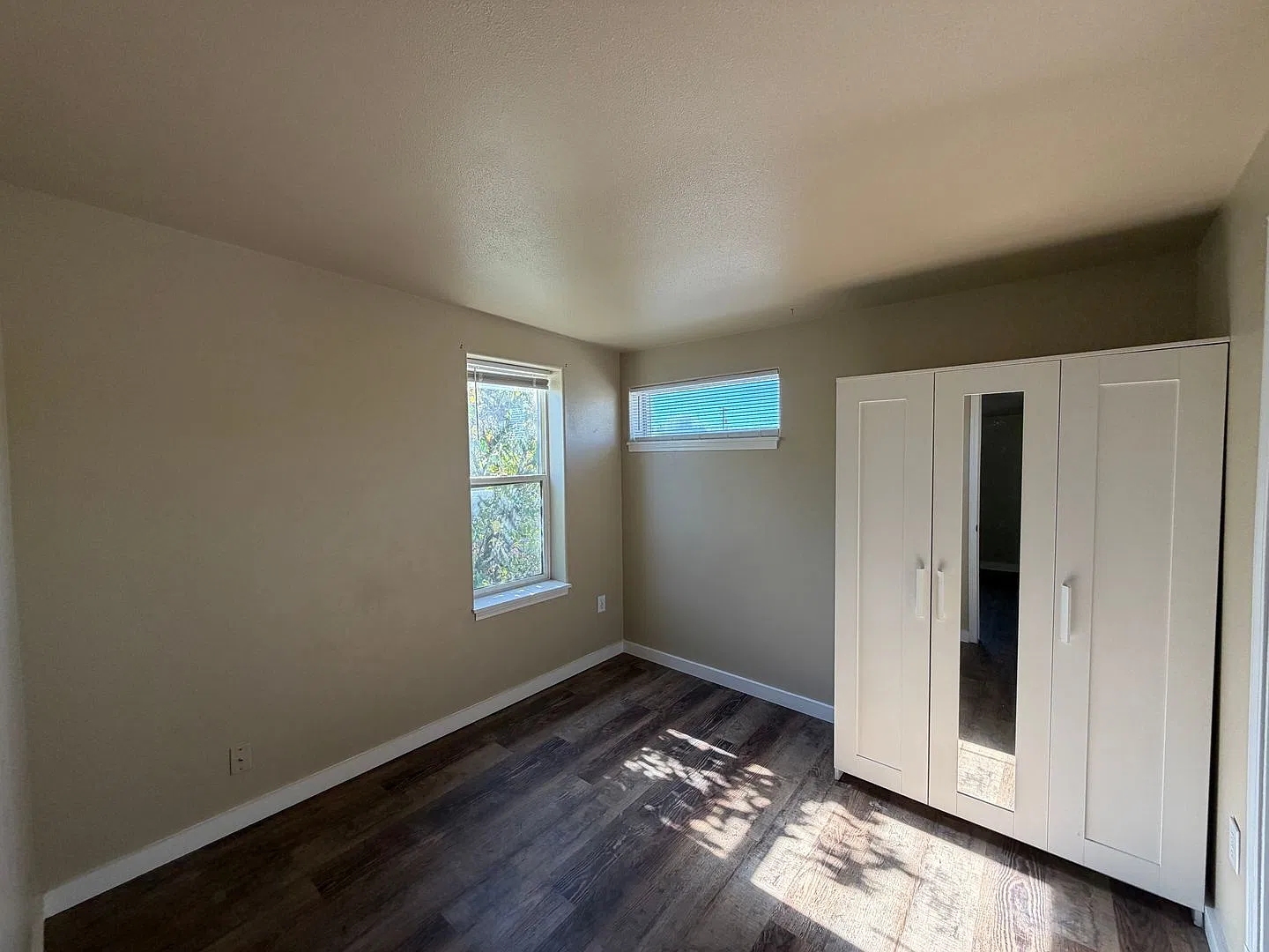 1 Bedroom / 1 Bathroom Apartment with a Oversized Single Car Garage — Photo 4