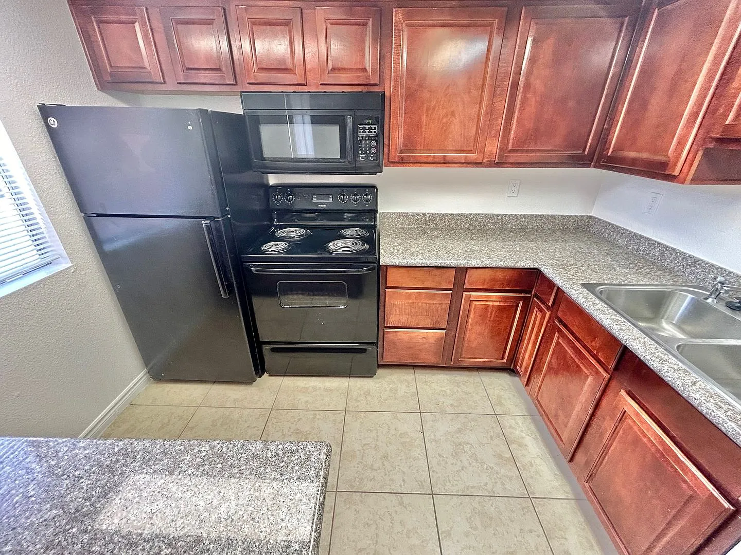 Adorable 2 Bedroom 2 Bathroom 1st Floor Condo — Photo 4