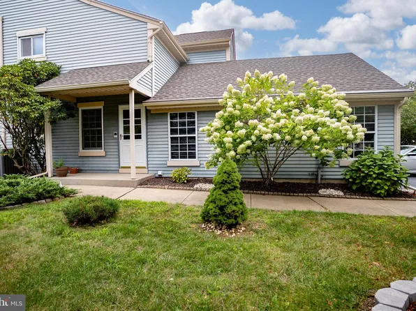 25 James Buchanan Dr, Monroe Township, NJ 08831