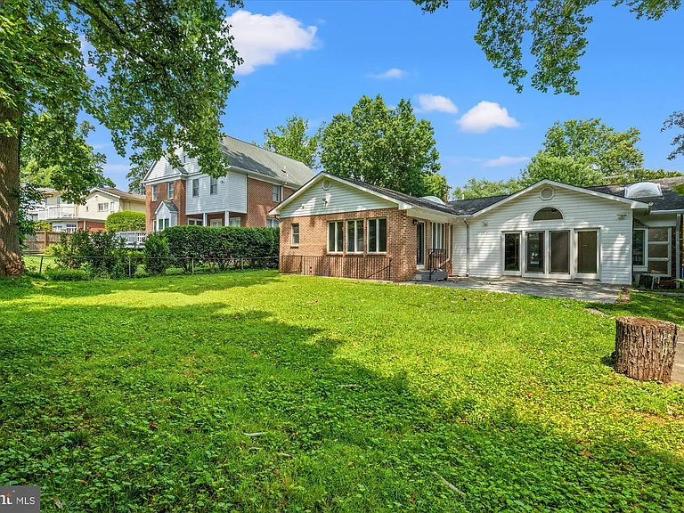 7504 Radnor Rd — Photo 33
