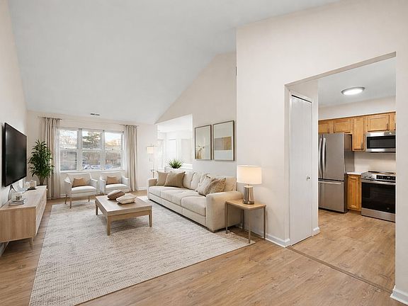 4th image of 1651 Emerson Cir