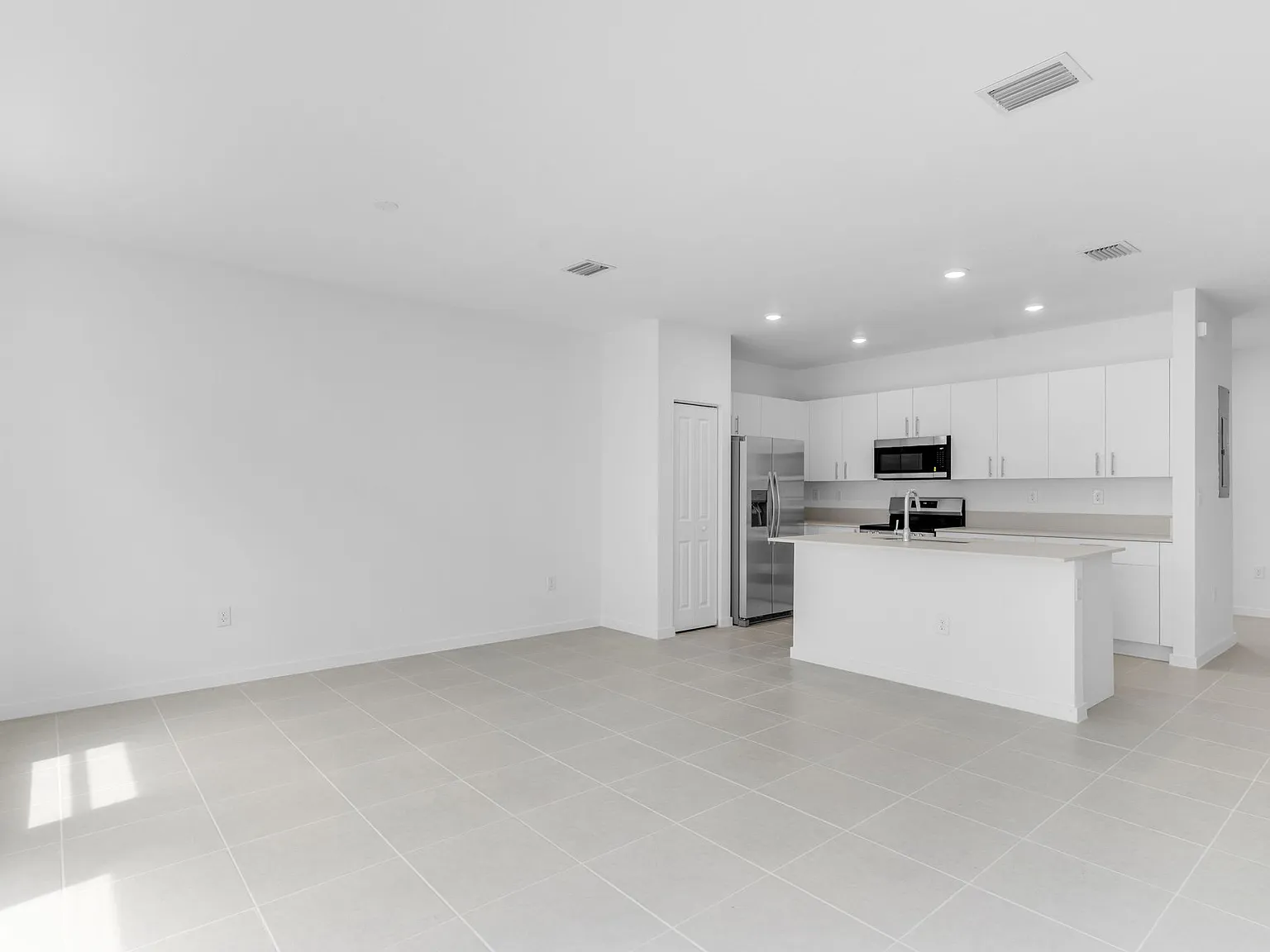4 bed, 1633 sqft, $2,899 — Photo 4