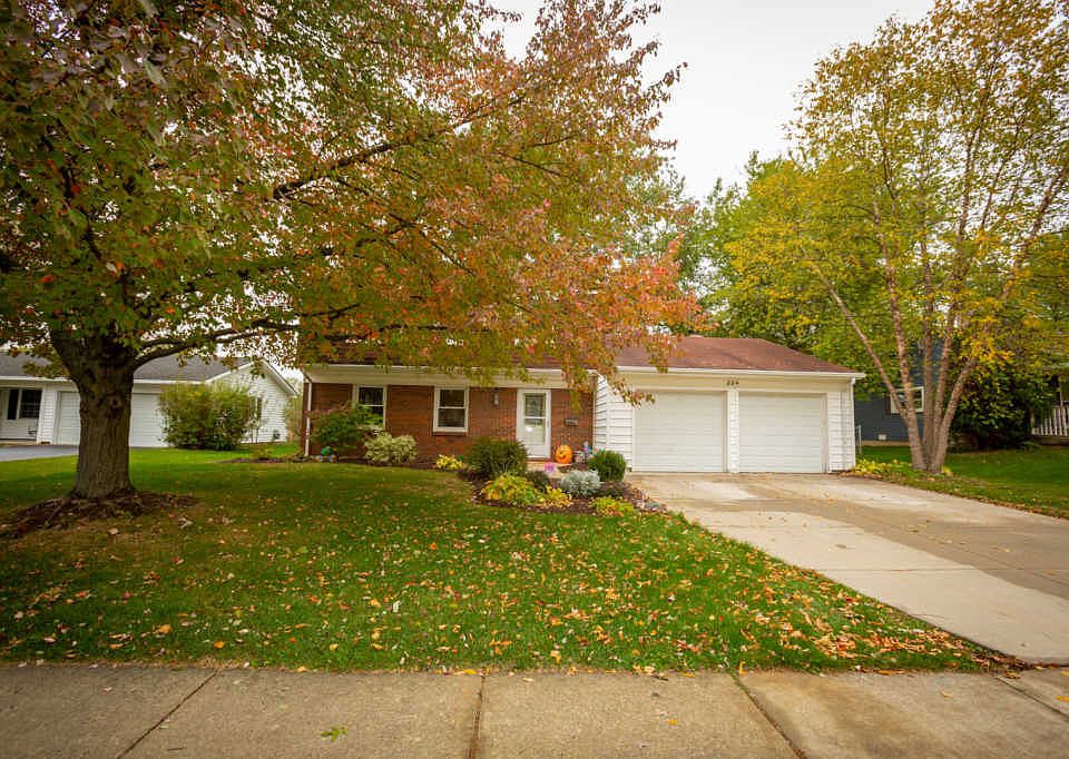 1st image of 224 Cloverdale Ln