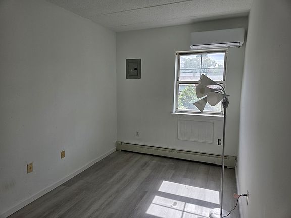 4th image of 832 Bryant Ave #3