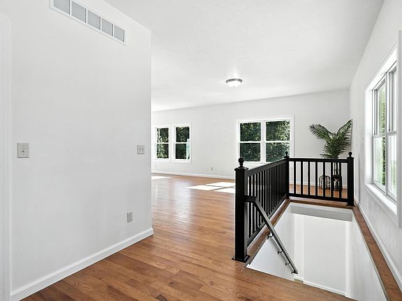 4th image of 3303 Valley Dr