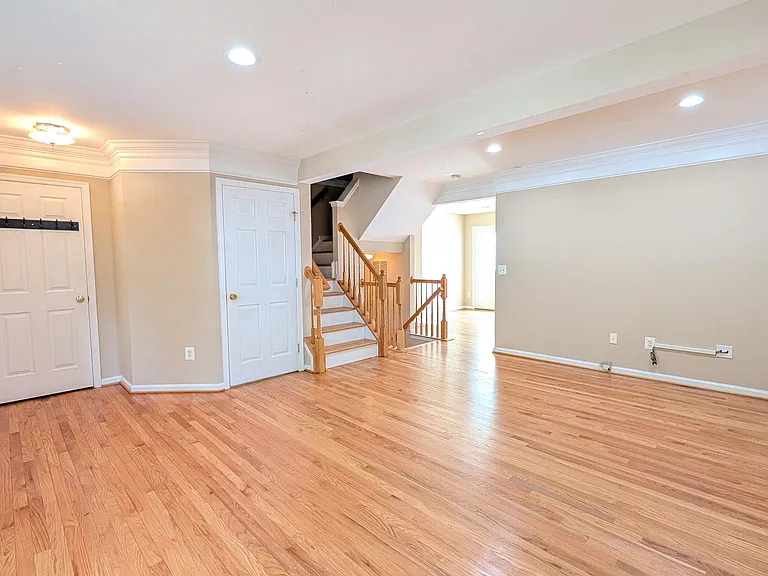 211 Shirley Sq SE — Photo 9