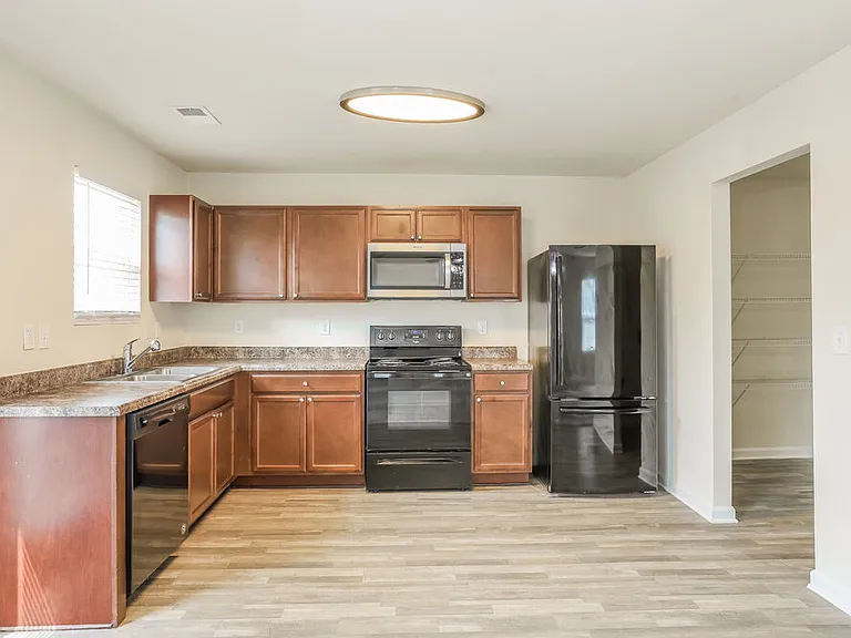 302 Freeman Cir — Photo 7