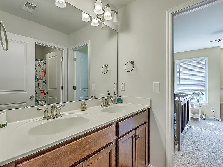 Jack and Jill (bathroom)