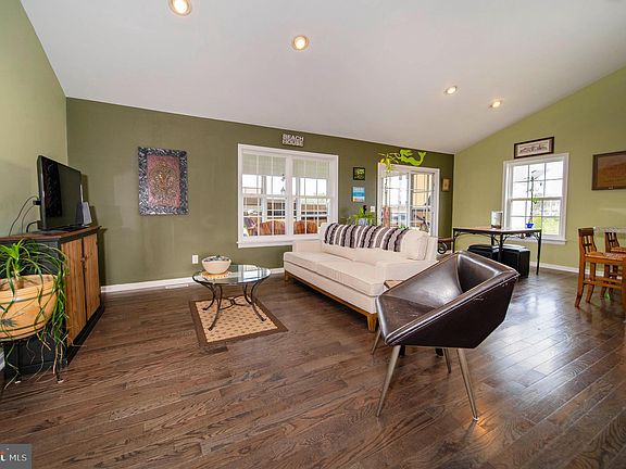 4th image of 30921 Clubhouse Cir