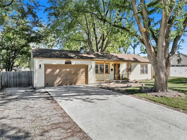 8213 Barkley St, Overland Park, KS 66204