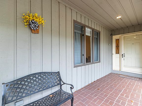 3rd image of 25 Woodhollow Dr
