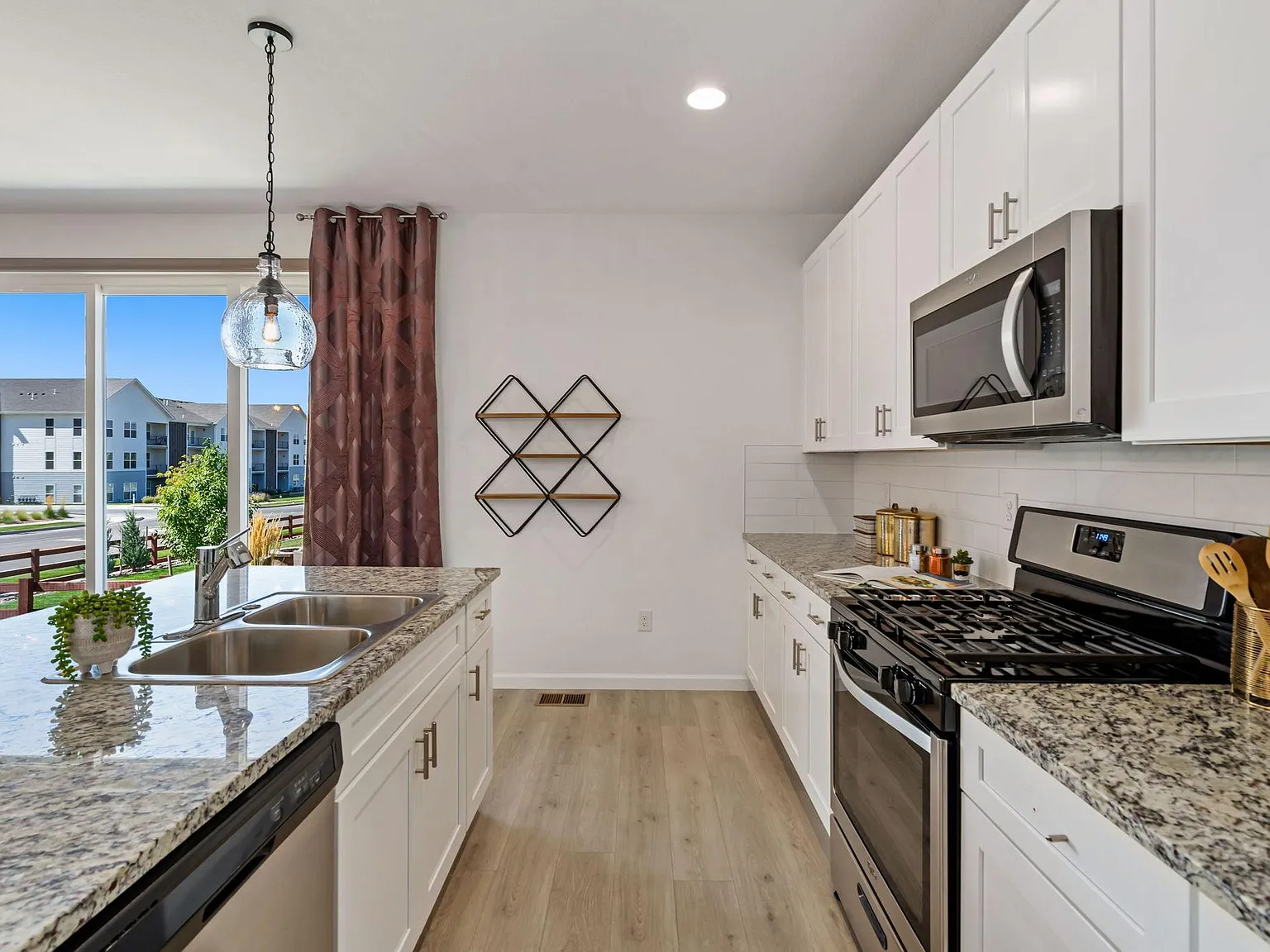 3 bed, 1894 sqft, $2,750 — Photo 3