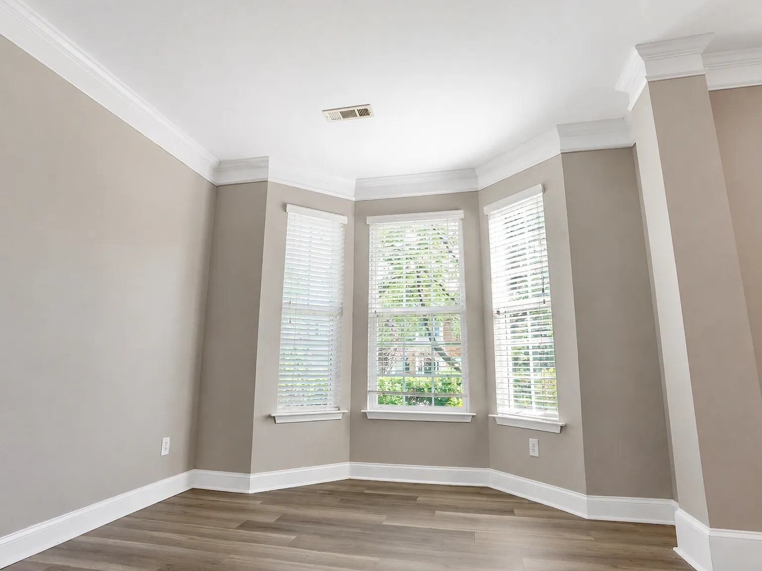 4 bed, 2.5 bath, 2700 sqft, $2,700 — Photo 4