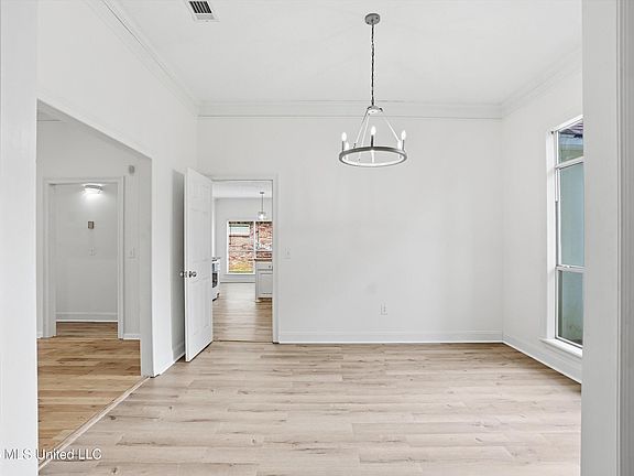 4th image of 402 Forest Ln