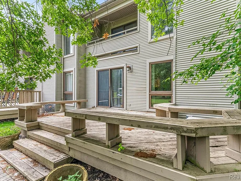 644 Ashley Cir — Photo 22