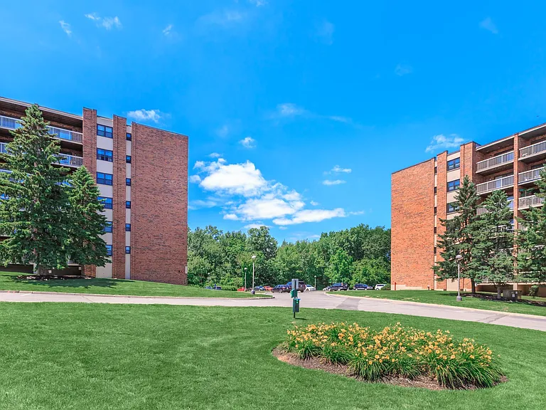 Broadmoor Apartments — Photo 23