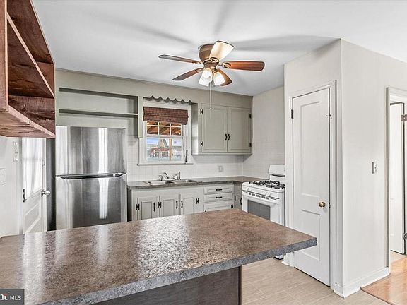 3rd image of 317 Greystone Rd