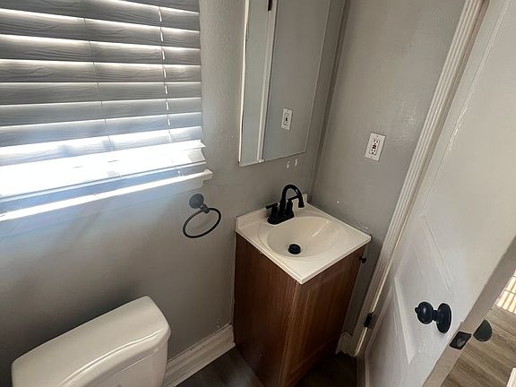 4th image of 851 S Kenmore Ave #9ca517dbb