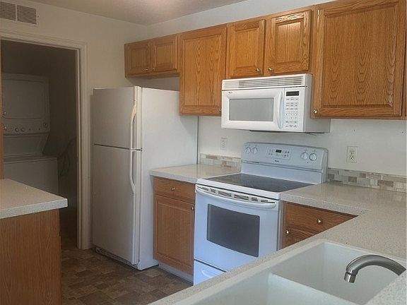 2nd image of 3047 Cumberland Ln APT 102