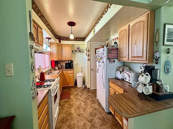 5th image of 387 Hickory St