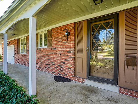 3rd image of 1353 London Dr