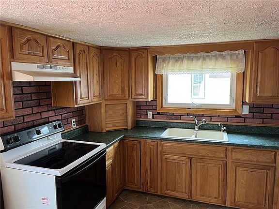 3rd image of 33657 E Freemont St
